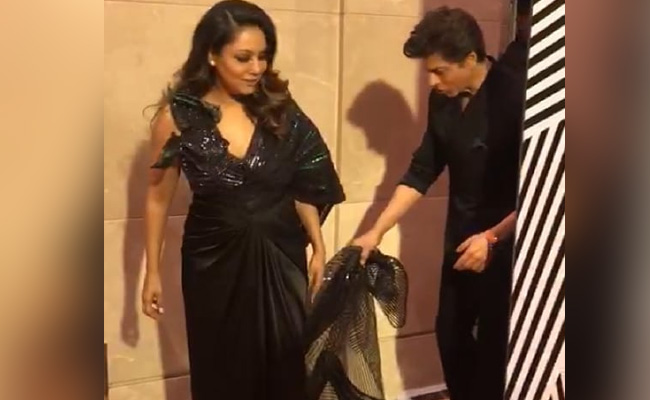 Viral: Shah Rukh Khan Carrying Gauri's Train Is Couple Goals Set High