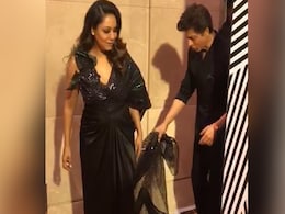 Viral: Shah Rukh Khan Carrying Gauri's Train Is Couple Goals Set High Viral: Shah Rukh Khan Carrying Gauri's Train Is Couple Goals Set High