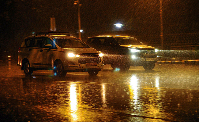 Weather Updates: दिल्ली-NCR में बारिश से तापमान में आई गिरावट, जानें शुक्रवार को कैसा रहेगा मौसम का मिजाज