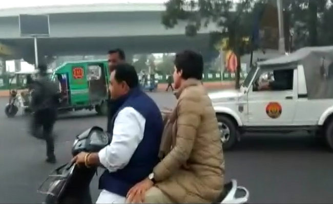 प्रियंका गांधी की स्कूटी का चालान भरने के लिए कांग्रेसियों ने सड़क पर मांगा चंदा