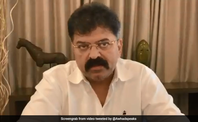 महाराष्ट्र : जितेंद्र आव्हाड ने कार्यकर्ताओं के साथ पुलिस की गाड़ी के सामने दिया धरना