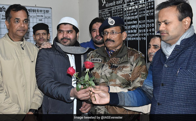 Muslims Offer Roses To UP Police After Friday Prayers