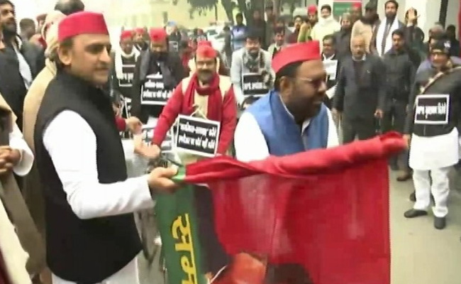 Akhilesh Yadav Flags Off Cycle March Against Citizenship Act, NRC
