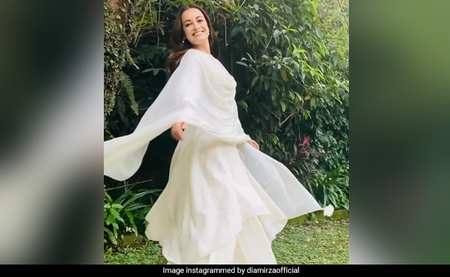 दीया मिर्जा का नहीं रहा खुशी का ठिकाना, सफेद सूट पहन यूं झूमकर नाचीं एक्ट्रेस...देखें Video