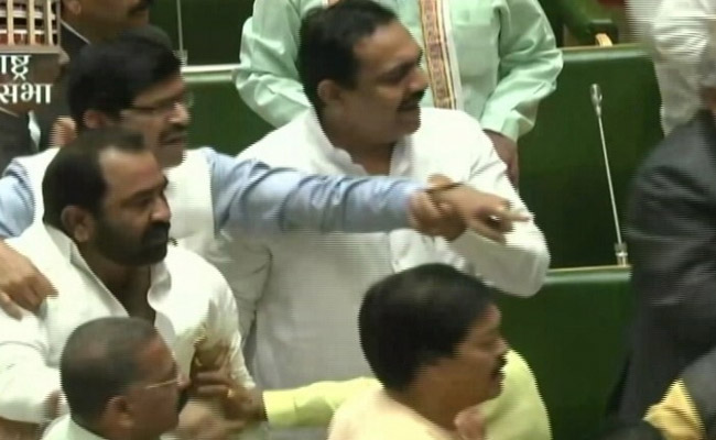 महाराष्ट्र विधानसभा में सत्ता पक्ष और विपक्ष में धक्का मुक्की, विधायकों में हुई झड़प- देखें Video