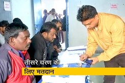 झारखंड विधानसभा चुनाव: 17 सीटों पर डाले जा रहे हैं वोट झारखंड विधानसभा चुनाव: 17 सीटों पर डाले जा रहे हैं वोट