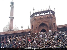 बॉलीवुड एक्टर का CAA के विरोध में ट्वीट, बोले- 1947 में जामा मस्जिद की इन सीढ़ियों पर ही... बॉलीवुड एक्टर का CAA के विरोध में ट्वीट, बोले- 1947 में जामा मस्जिद की इन सीढ़ियों पर ही...