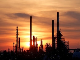 Oil Falls 2% On Powell Comments, Hopes For Venezuela Supply Oil Falls 2% On Powell Comments, Hopes For Venezuela Supply