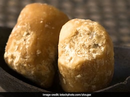 रोज गुड़ खाने के 9 बड़े फायदे, क्या आप जानते हैं इस नेचुरल स्वीटरन को खाने से क्या होता है? यहां जानें रोज गुड़ खाने के 9 बड़े फायदे, क्या आप जानते हैं इस नेचुरल स्वीटरन को खाने से क्या होता है? यहां जानें