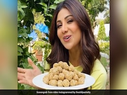 शिल्पा शेट्टी ने मकर संक्रांति के मौके पर बनाए तिल के लड्डू, फैन्स लगे ललचाने- देखें Video शिल्पा शेट्टी ने मकर संक्रांति के मौके पर बनाए तिल के लड्डू, फैन्स लगे ललचाने- देखें Video