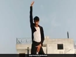 TikTok Viral Video: ऋतिक रोशन इस देसी 'माइकल जैक्सन' के हुए जबरा फैन, MoonWalk देख बोले- 'है कौन ये...' TikTok Viral Video: ऋतिक रोशन इस देसी 'माइकल जैक्सन' के हुए जबरा फैन, MoonWalk देख बोले- 'है कौन ये...'