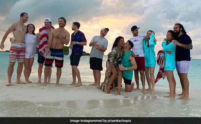 प्रियंका चोपड़ा समुद्र किनारे निक जोनास और दोस्तों संग एंजॉय करती आईं नजर, Photos हुईं वायरल