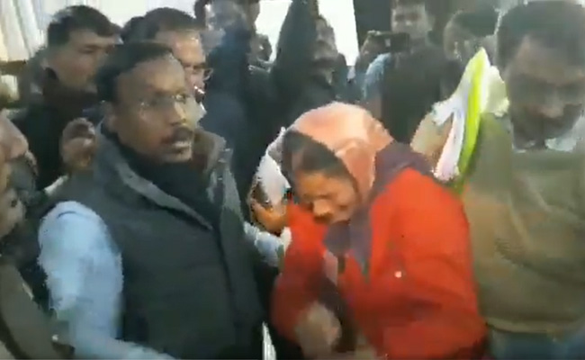 मध्य प्रदेश: मंत्री ने शिकायत करने आई महिला सफाईकर्मी को धक्का देकर किया कमरे से बाहर