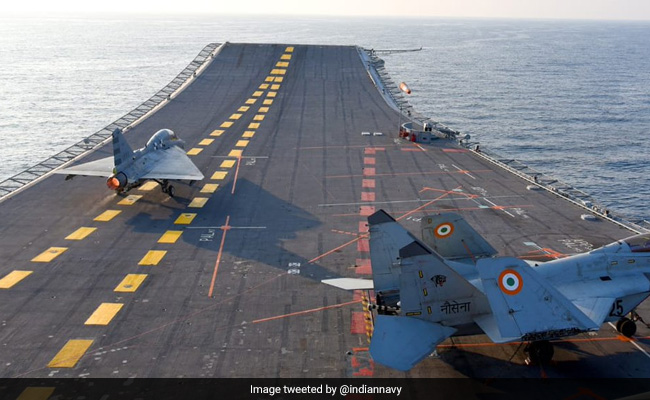 तेजस ने विमान वाहक पोत INS विक्रमादित्य से सफलतापूर्वक उड़ान भरी