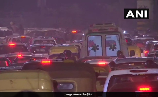 साल के पहले दिन दिल्ली में भीषण ट्रैफिक जाम, इंडिया गेट सहित इन इलाकों में जुटी भारी भीड़