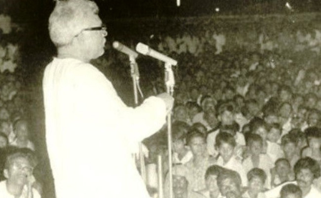 Karpuri Thakur Jayanti : गरीबों की आवाज बनकर उभरे जननायक कर्पूरी ठाकुर को इन कामों के लिए किया जाता है याद