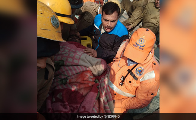 दिल्ली: पीरागढ़ी के उद्योग नगर की फैक्ट्री में लगी आग, बिल्डिंग में फंसे तीन लोगों को बचाया, 14 घायल