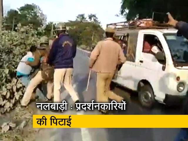 नागरिकता कानून का विरोध कर रहे प्रदर्शनकारियों को पुलिस ने पीटा