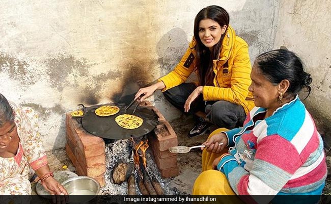 चूल्हे पर मक्की की रोटी सेंकती नजर आईं ये एक्ट्रेस, Photo देख मुंह में आ जाएगा पानी