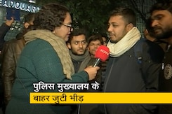 JNU में हुई घटना के बाद पुलिस मुख्यालय के बाहर जुटी भीड़ JNU में हुई घटना के बाद पुलिस मुख्यालय के बाहर जुटी भीड़