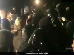 JNU में पुलिस ने निकाला फ्लैग मार्च, छात्रों ने लगाए नारे- 'दिल्ली पुलिस वापस जाओ', देखिए VIDEO JNU में पुलिस ने निकाला फ्लैग मार्च, छात्रों ने लगाए नारे- 'दिल्ली पुलिस वापस जाओ', देखिए VIDEO