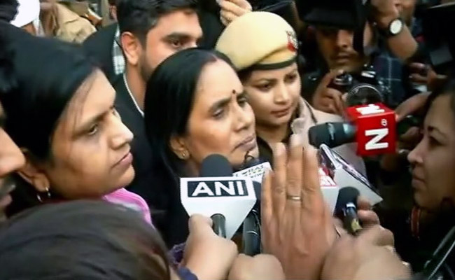 दोषियों का डेथ वारंट जारी होने पर बोलीं निर्भया की मां - इस फैसले से महिलाओं में कानून के प्रति बढ़ेगा विश्वास