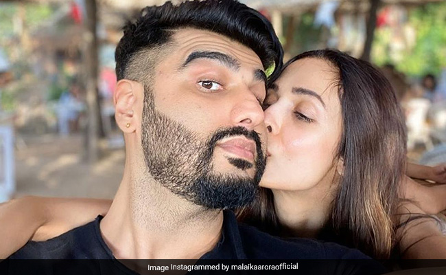 मलाइका अरोड़ा ने शेयर की अर्जुन कपूर के साथ रोमांटिक फोटो, एक्टर की चाची ने यूं दिया रिएक्शन