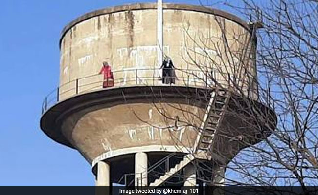 पानी की टंकी पर चढ़ गईं दो लड़कियां, बोलीं- 'भर्ती परीक्षा आगे बढ़ाओ...'