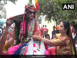 हाथ में तलवार लेकर दुल्हन ने निकाली अपनी बारात, घोड़ी लेकर पहुंची दूल्हे के घर और जमकर किया डांस हाथ में तलवार लेकर दुल्हन ने निकाली अपनी बारात, घोड़ी लेकर पहुंची दूल्हे के घर और जमकर किया डांस