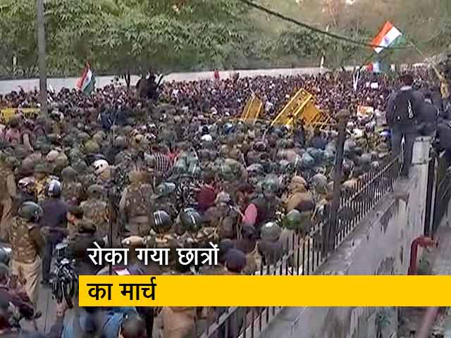 जामिया नगर में  छात्रों का मार्च रोकने के लिए भारी मात्रा में जुटा पुलिस बल