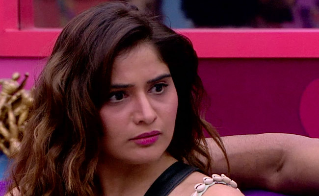 <I>Bigg Boss 13</i> Written Update January 7, 2020: Aarti Breaks Down After Rashami Says She's 'Sidharth Shukla's Puppet'