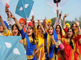 Lohri 2022: लोहड़ी मनाने से पहले जान लें इस दिन से जुड़ी सेलिब्रेशन की कहानियां और लोक गीत Lohri 2022: लोहड़ी मनाने से पहले जान लें इस दिन से जुड़ी सेलिब्रेशन की कहानियां और लोक गीत