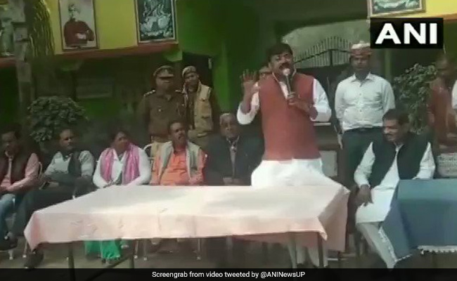 योगी सरकार के मंत्री बोले नेताओं का अनपढ़ होना ही अच्छा, तो बॉलीवुड डायरेक्टर ने कहा- चलो एक ढोंग तो...