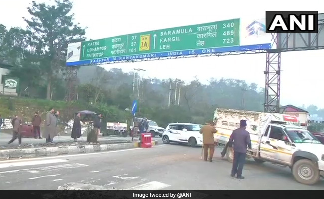 ट्रक में सवार होकर श्रीनगर जा रहे थे आतंकी, टोल प्लाजा पर रोका तो बरसाई गोलियां, मुठभेड़ में 3 आतंकी ढेर