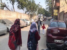 शाहीन बाग में स्कूल बसें निकलेंगी कैसे? सड़क पर तो वाहनों की अवैध पार्किंग शाहीन बाग में स्कूल बसें निकलेंगी कैसे? सड़क पर तो वाहनों की अवैध पार्किंग