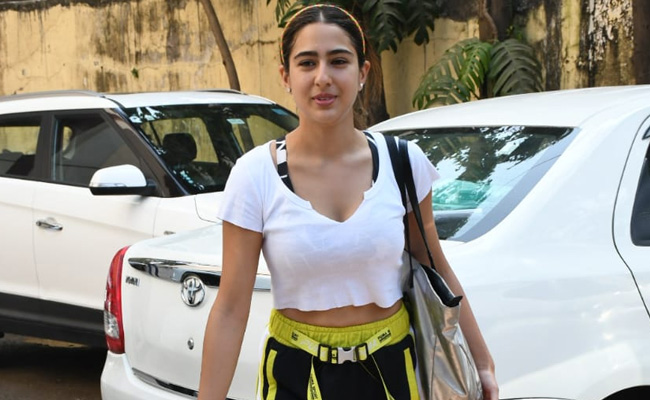 Viral: Sara Ali Khan&rsquo;s Security Steps In As Fan Tries To Kiss Her Hand