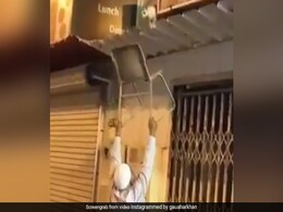 Video: छज्जे पर अटक गया बिल्ली का बच्चा, फिर शख्स ने कुर्सी लेकर किया ऐसा, एक्ट्रेस ने शेयर किया वीडियो Video: छज्जे पर अटक गया बिल्ली का बच्चा, फिर शख्स ने कुर्सी लेकर किया ऐसा, एक्ट्रेस ने शेयर किया वीडियो