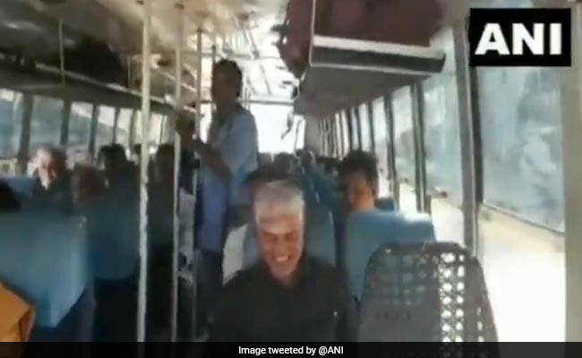 सरकारी बकाये की वजह से पेट्रोल पंप ने नहीं डाला कार में तेल, बस से मीटिंग में पहुंचे मंत्री, देखिए VIDEO
