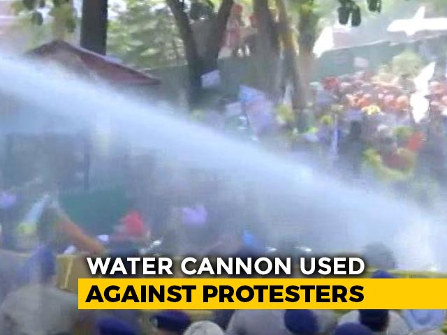 Big AAP Protest Outside Amarinder Singh's Home, Cops Use Water Cannon