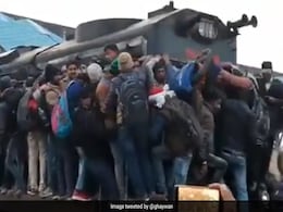 बिहार पुलिस कॉन्स्टेबल की परीक्षा देकर यूं लौट रहे थे युवा, बॉलीवुड डायरेक्टर ने शेयर कर दिया Video बिहार पुलिस कॉन्स्टेबल की परीक्षा देकर यूं लौट रहे थे युवा, बॉलीवुड डायरेक्टर ने शेयर कर दिया Video