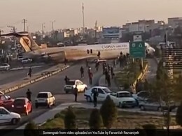 रनवे से फिसलकर सड़क पर जा पहुंचा प्लेन, 135 यात्री थे सवार, देखें Viral Video रनवे से फिसलकर सड़क पर जा पहुंचा प्लेन, 135 यात्री थे सवार, देखें Viral Video