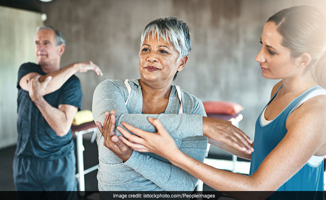 Weight Loss: जोड़ों के दर्द से परेशान बुजुर्ग कैसे कम करें वजन, यहां है सुपरहिट टिप्स