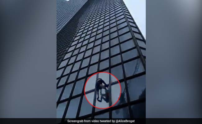 सरकार के विरोध में बिना सहारे 'स्पाइडरमैन' की तरह 48 मंजिला इमारत पर चढ़ा ये शख्स, देखें Viral Video