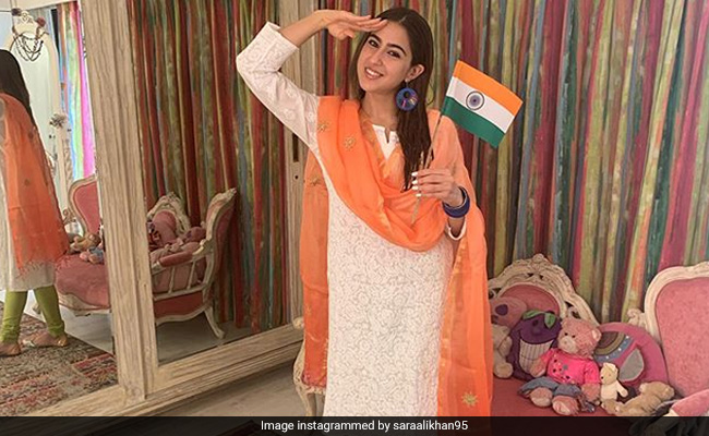 सारा अली खान ने किया सैल्यूट, तो वरुण धवन तिरंगा लेकर दौड़े- देखें बॉलीवुड गलियारे की फोटो और Video