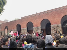 JNU हिंसा के विरोध में सेंट स्टीफन्स कॉलेज के छात्रों ने क्लास का किया बहिष्कार, कहा - हमारा संविधान हमें... JNU हिंसा के विरोध में सेंट स्टीफन्स कॉलेज के छात्रों ने क्लास का किया बहिष्कार, कहा - हमारा संविधान हमें...