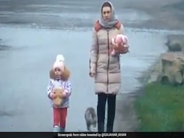 बच्चे के साथ चल रही थी महिला तभी पीछे से आई बिल्ली और किया ऐसा स्टंट, 40 लाख बार देखा गया Video बच्चे के साथ चल रही थी महिला तभी पीछे से आई बिल्ली और किया ऐसा स्टंट, 40 लाख बार देखा गया Video