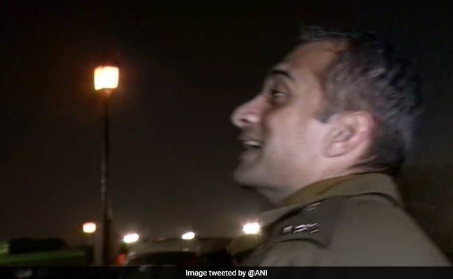 दिल्ली में प्रोटेस्टर ने पुलिस अफसर के हाथ पर दांत काटा, तो बॉलीवुड एक्टर बोले- काट के लेंगे...आजादी...