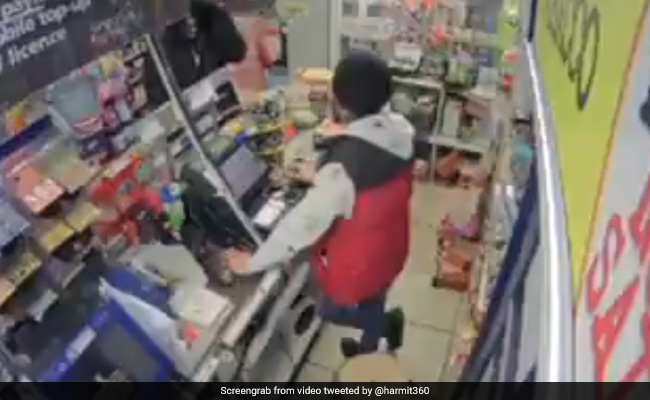 दुकान में डकैती करने पहुंचा शख्स, बंदूक दिखाकर बोला- 'सारे पैसे निकाल...' सरदार जी ने निकाला डंडा और फिर... देखें Video