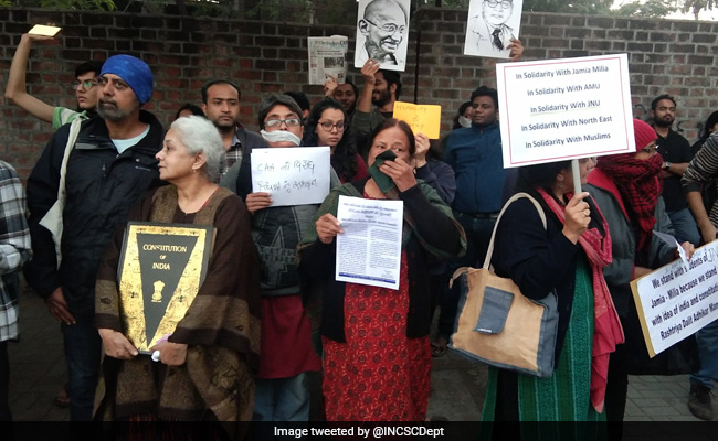 After IIT-K Controversy, IIM-A Students Recite Faiz's "<i>Hum Dekhenge</i>"