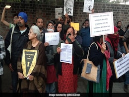 After IIT-K Controversy, IIM-A Students Recite Faiz's "<i>Hum Dekhenge</i>" After IIT-K Controversy, IIM-A Students Recite Faiz's "<i>Hum Dekhenge</i>"